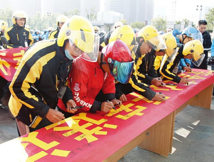 太原交警给外卖小哥送上“安全餐”