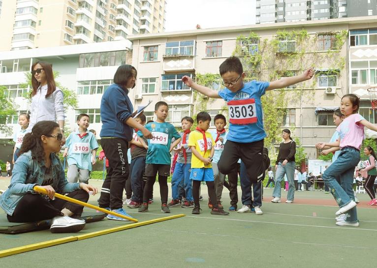 学校操场展风采