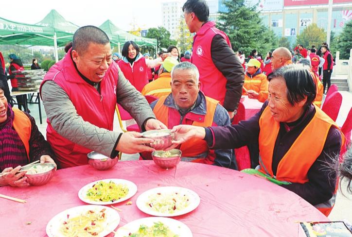 200余名环卫工人共享饺子宴