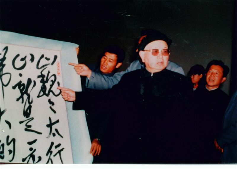 1988年10月23日，原中顾委常委黄镇视察八路军太行纪念馆，并赠送题词。.jpg